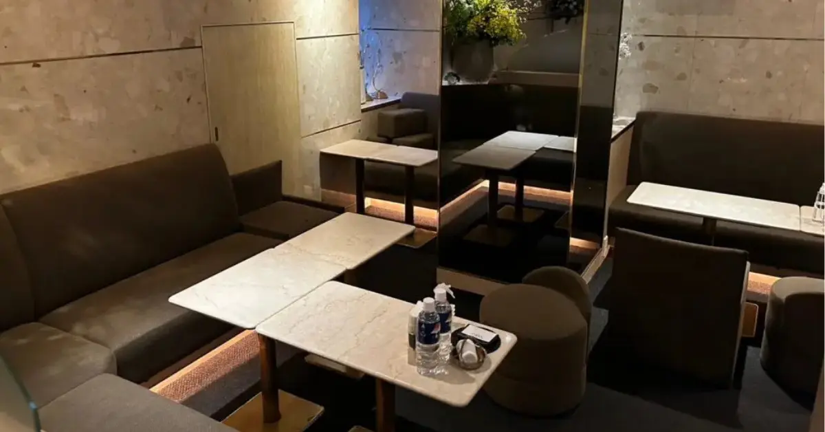 銀座バカラ（BACOARAT）のメインフロアをテーブル側から撮影した店内内装