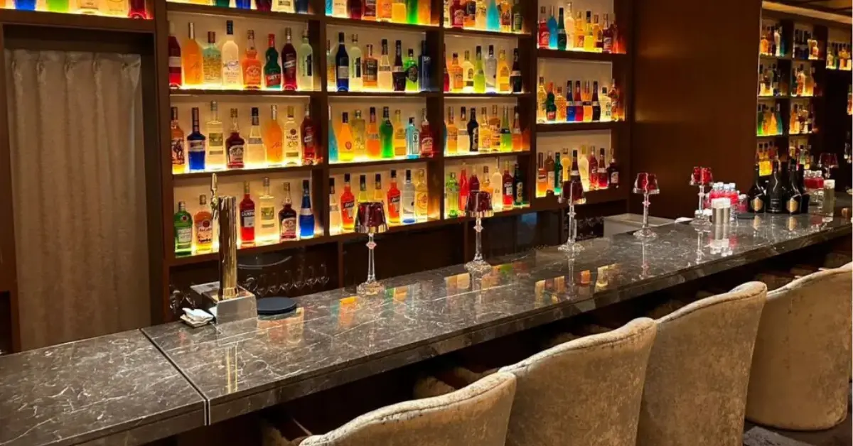 銀座パレス（Club Palace）のカウンターを撮影した店内内装