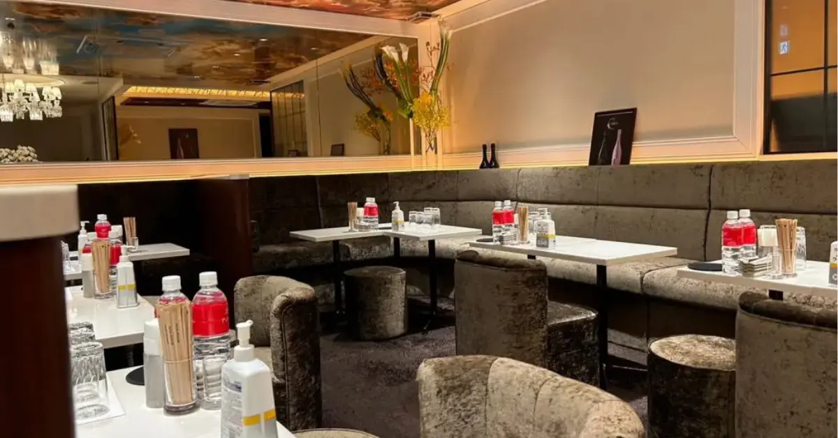 銀座パレス（Club Palace）のメインフロアをソファ側から撮影した店内内装