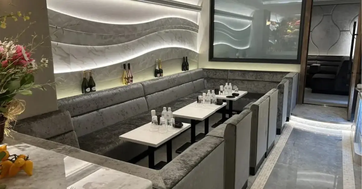 銀座シン（Club Sin）のメインフロアを通路側から撮影した店内内装