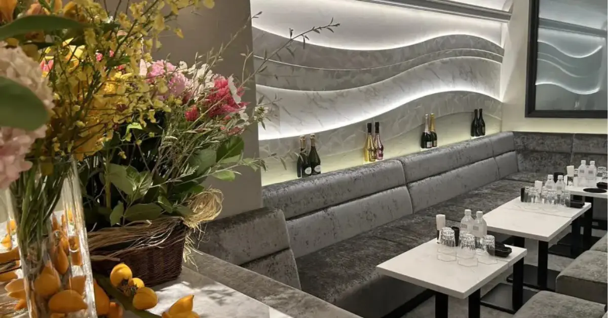 銀座シン（Club Sin）のメインフロアをソファ側から撮影した店内内装