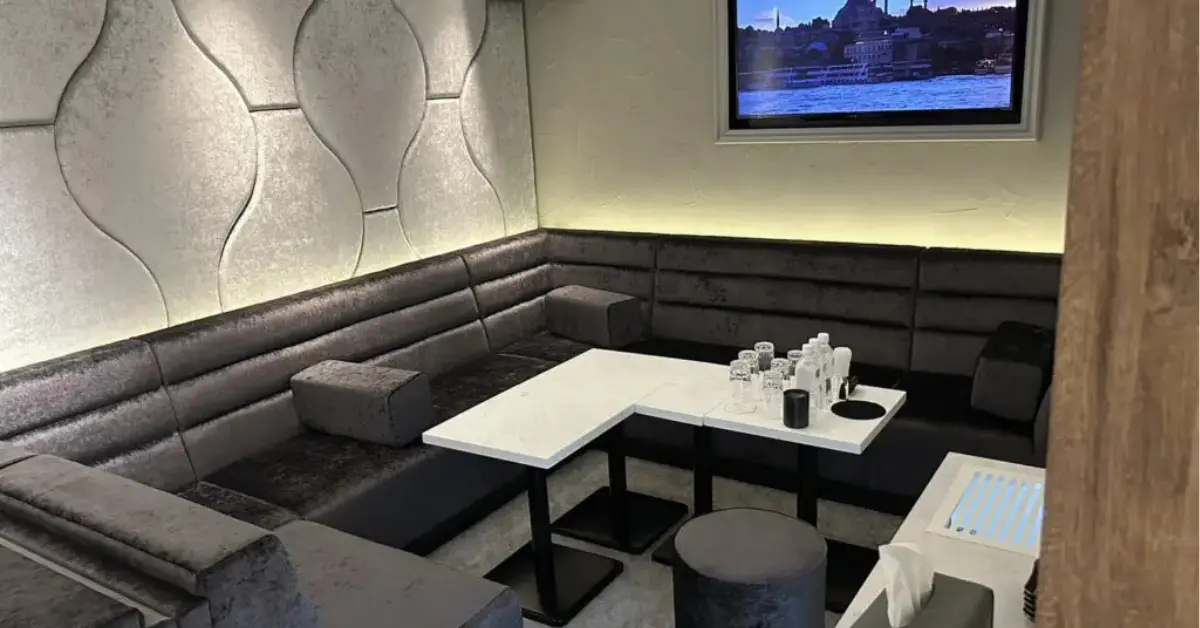 銀座シン（Club Sin）のメインフロアをテーブル側から撮影した店内内装