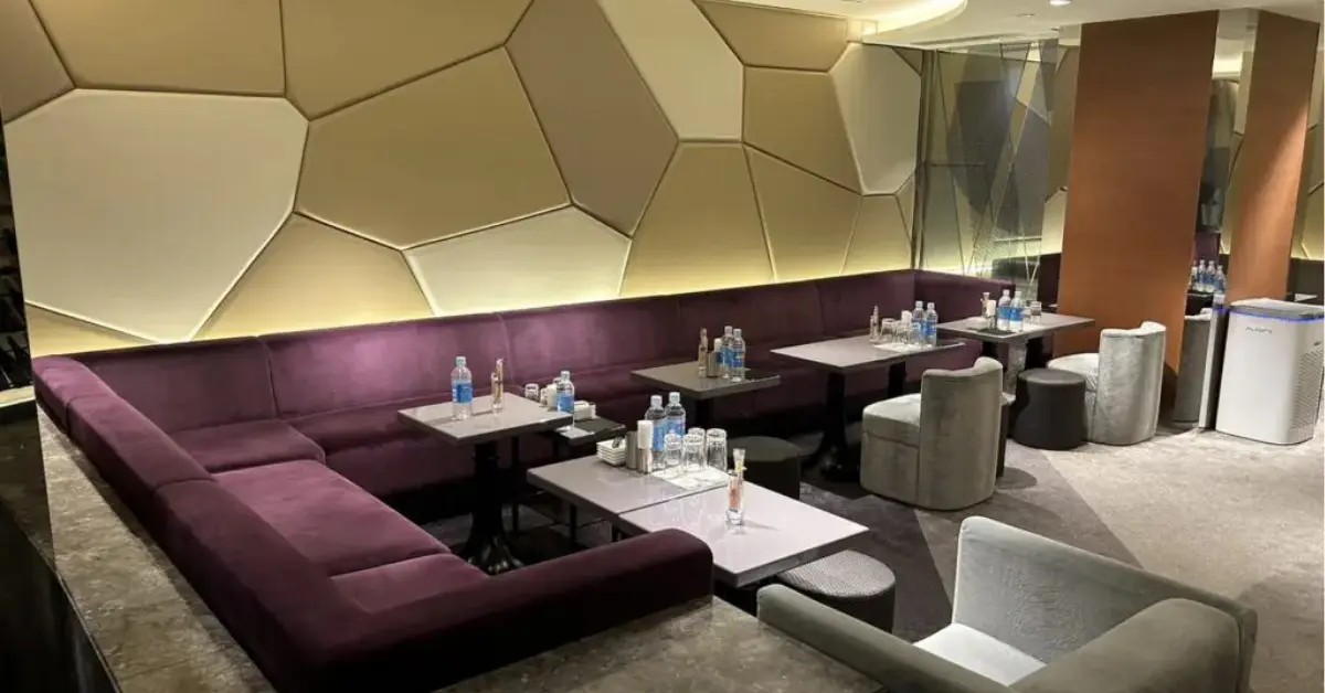 銀座ソル(Club SOL)のメインフロアをソファ側から撮影した店内内装