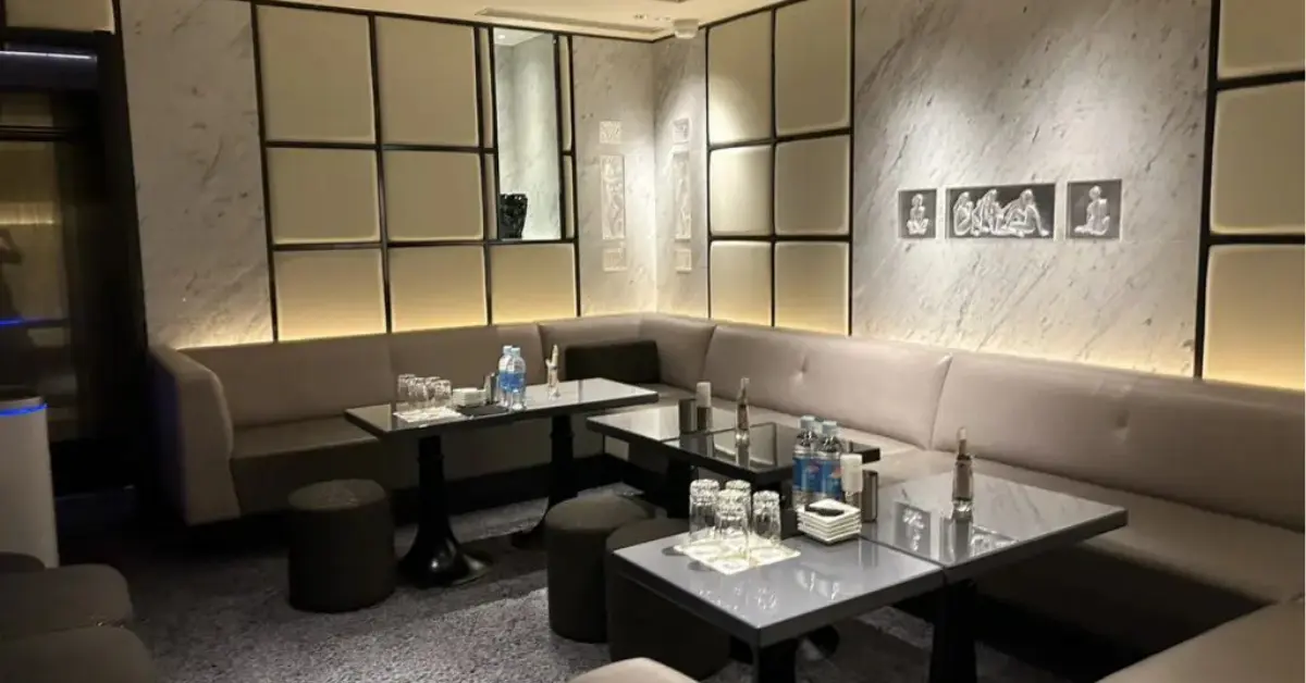 銀座ソル(Club SOL)のメインフロアをテーブル側から撮影した店内内装