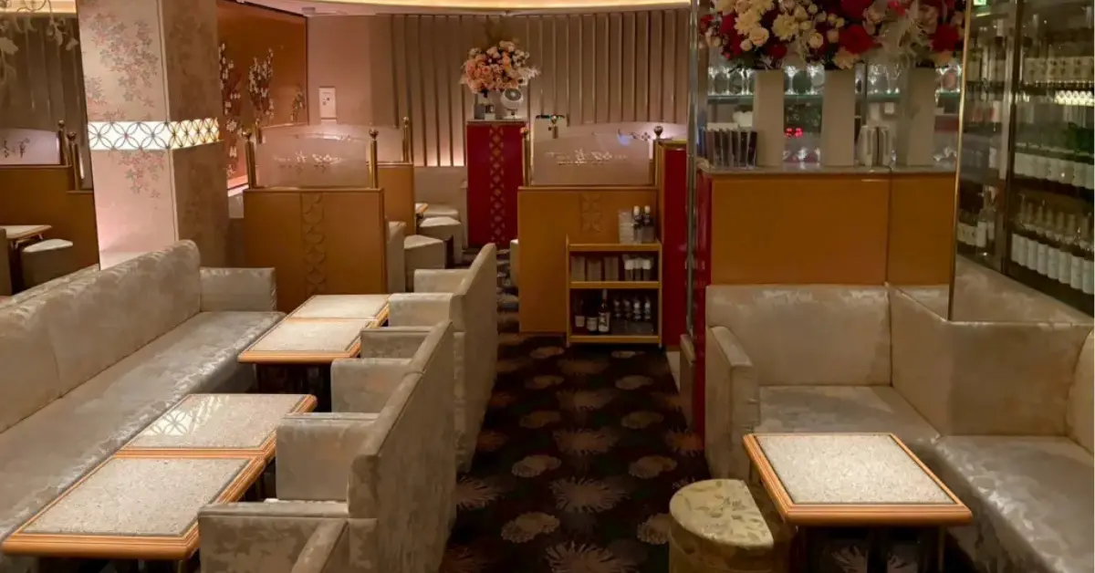 銀座ハナユウゼン(花友禅)のメインフロアを通路側から撮影した店内内装