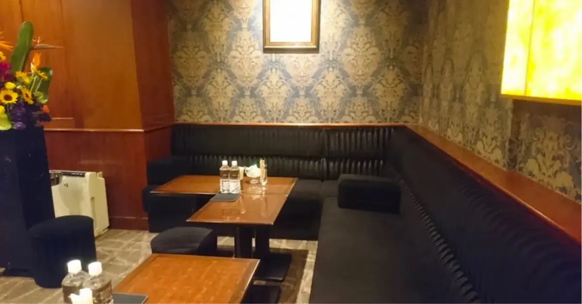 銀座ラ・セーヌ（La Scene）のメインフロアをソファ側から撮影した店内内装