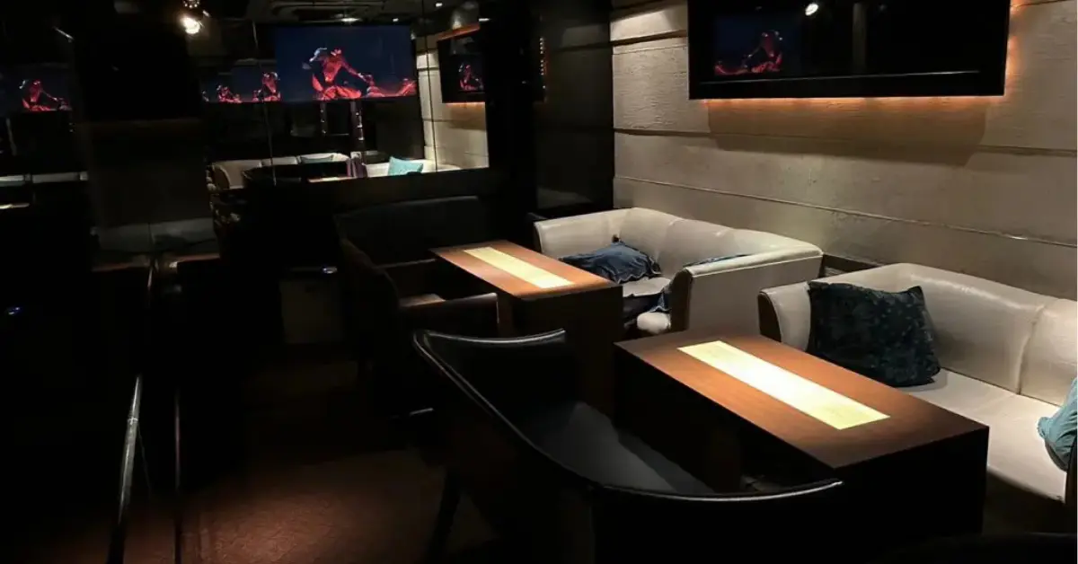 銀座エンカウンター（Lazz Lounge encounter）のメインフロアをソファ側から撮影した店内内装