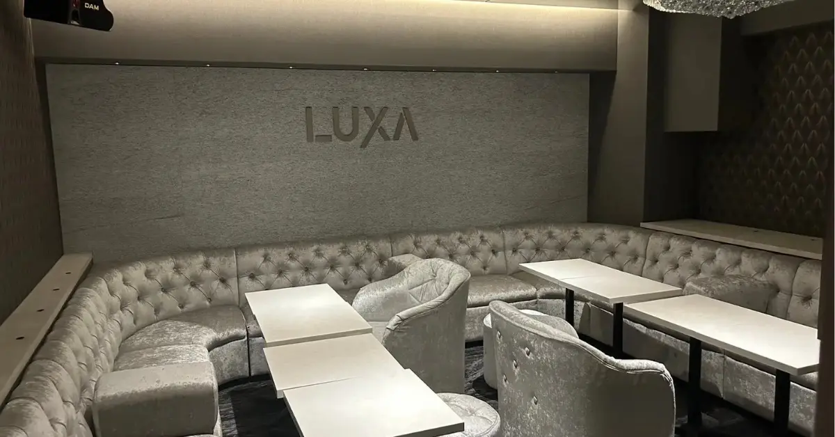 銀座ルクサ（LUXA）のメインフロアをテーブル側から撮影した店内内装