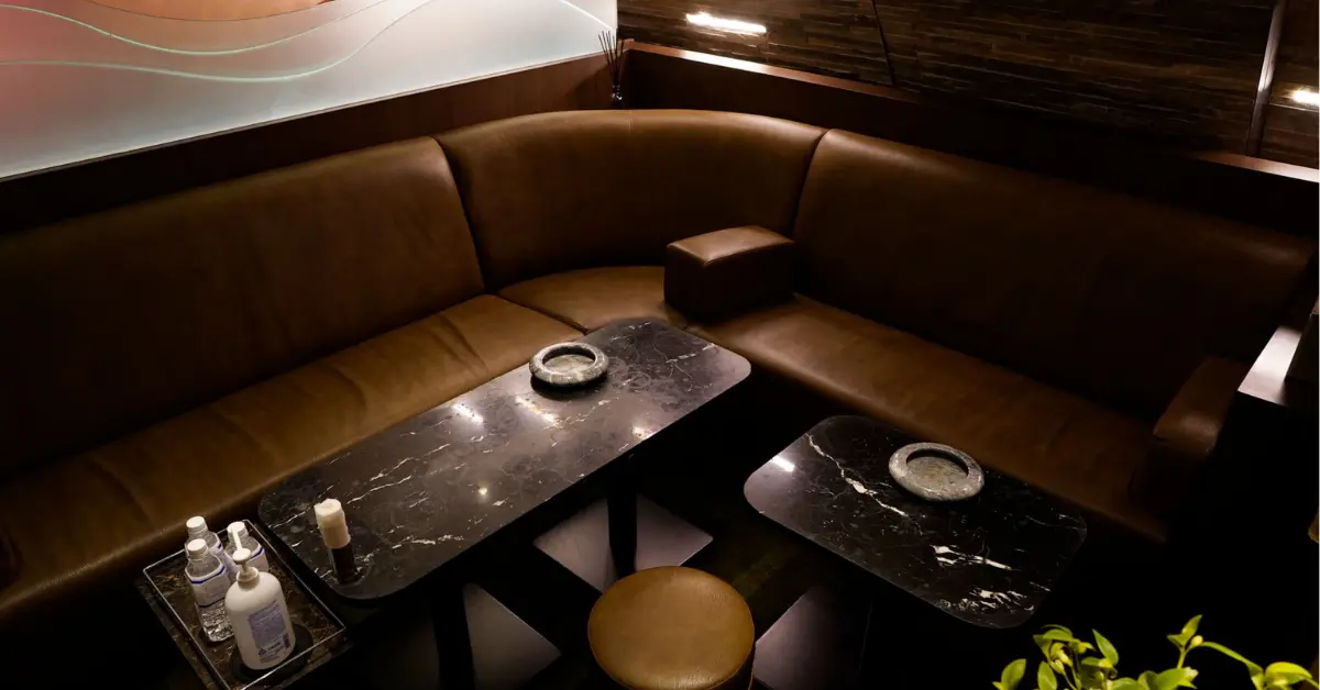 銀座シレーヌ(Sirene)のメインフロアをテーブル側から撮影した店内内装