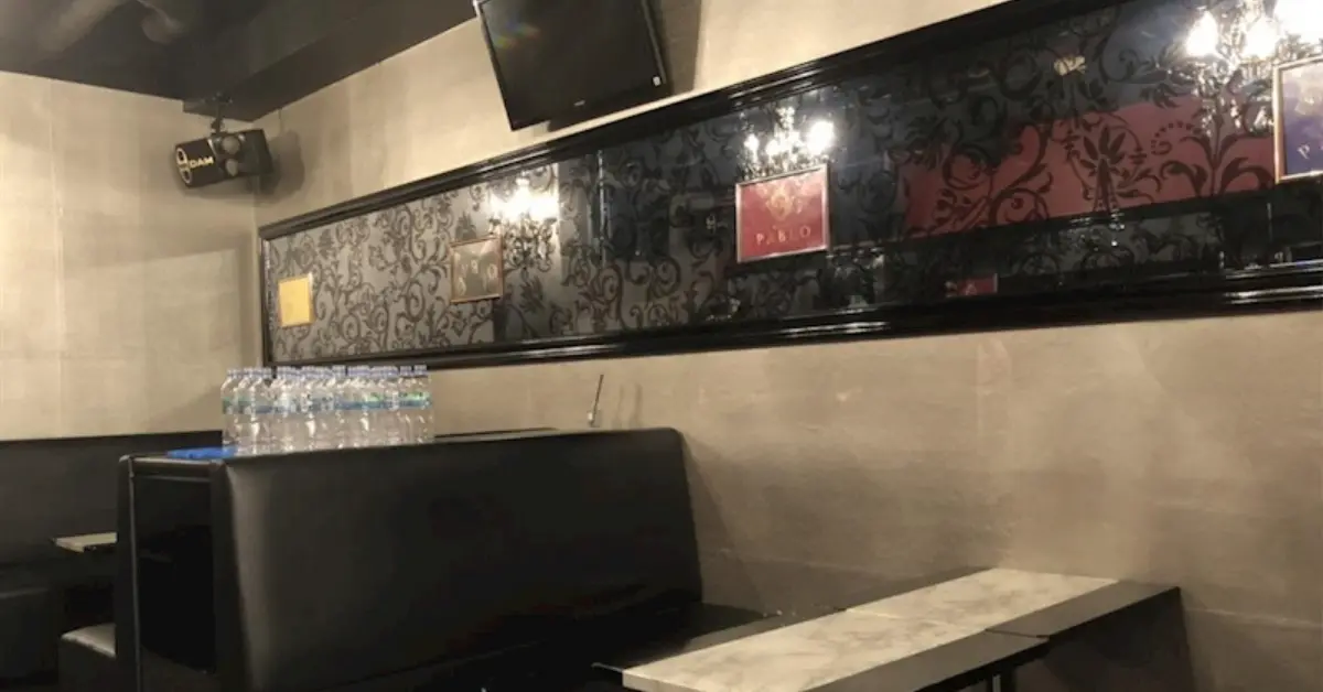 錦糸町 カポネ （CLUB CAPONE）のメインフロアをテーブル側から撮影した店内内装