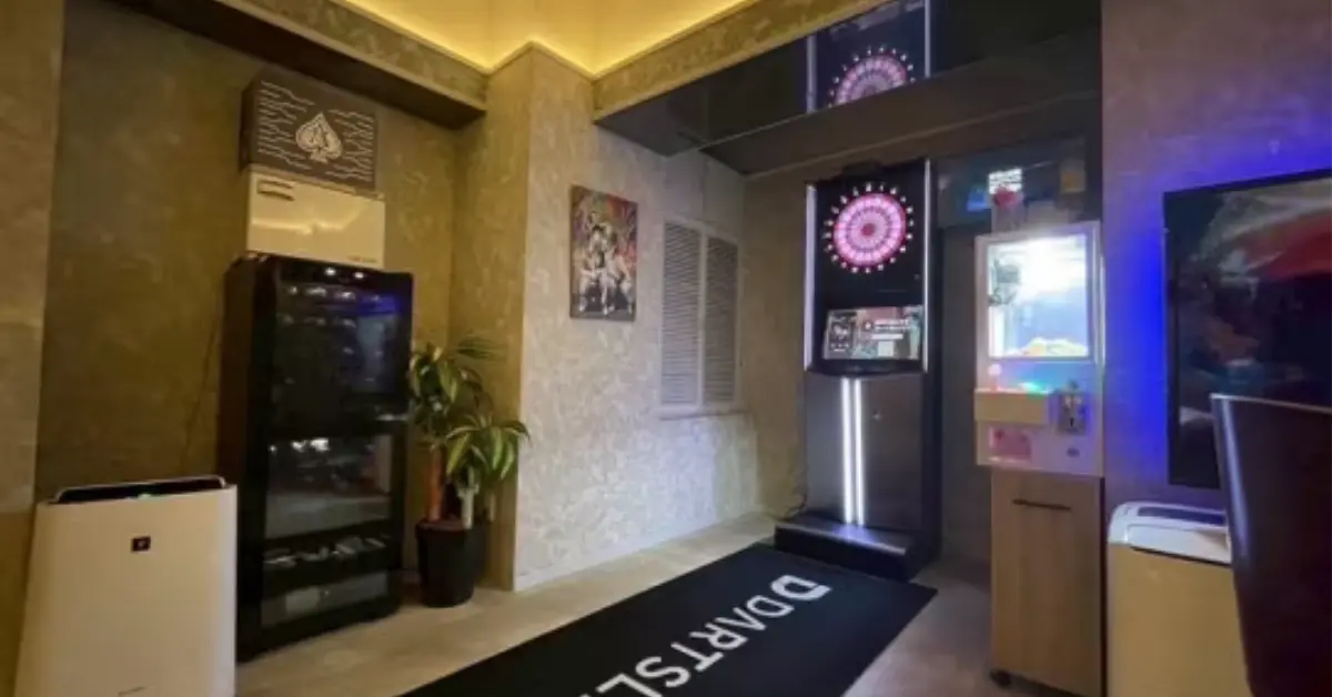 {錦糸町 ドンピー (DONPY)}のメインフロアを通路側から撮影した店内内装