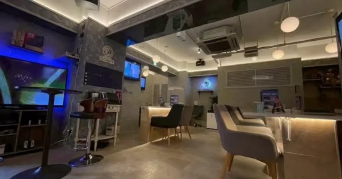 {錦糸町 ドンピー (DONPY)}のメインフロアをソファ側から撮影した店内内装