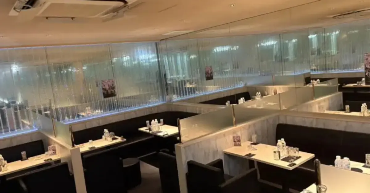 ｛練馬 ルシア（LUCIA）｝のメインフロアを通路側から撮影した店内内装