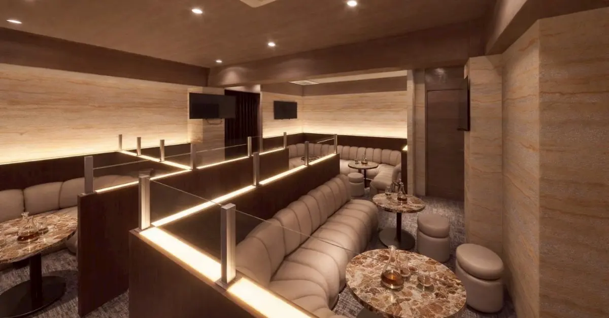 新橋 ラウンジ(SHIMBASHI Lounge)のメインフロアをテーブル側から撮影した店内内装
