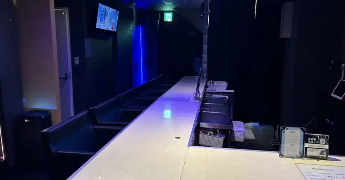 {新小岩 スキャンダル (SCANDAL)}のカウンター席を撮影した店内内装