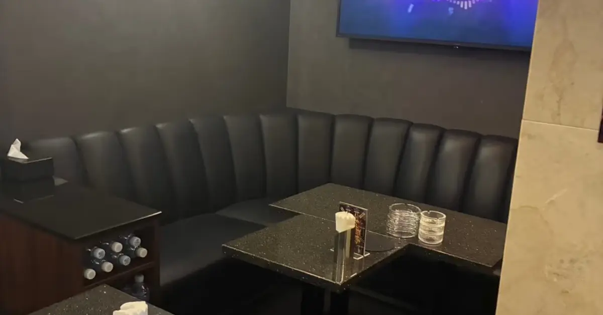 銀座エイト(BAR LOUNGE 8)のメインフロアをテーブル側から撮影した店内内装