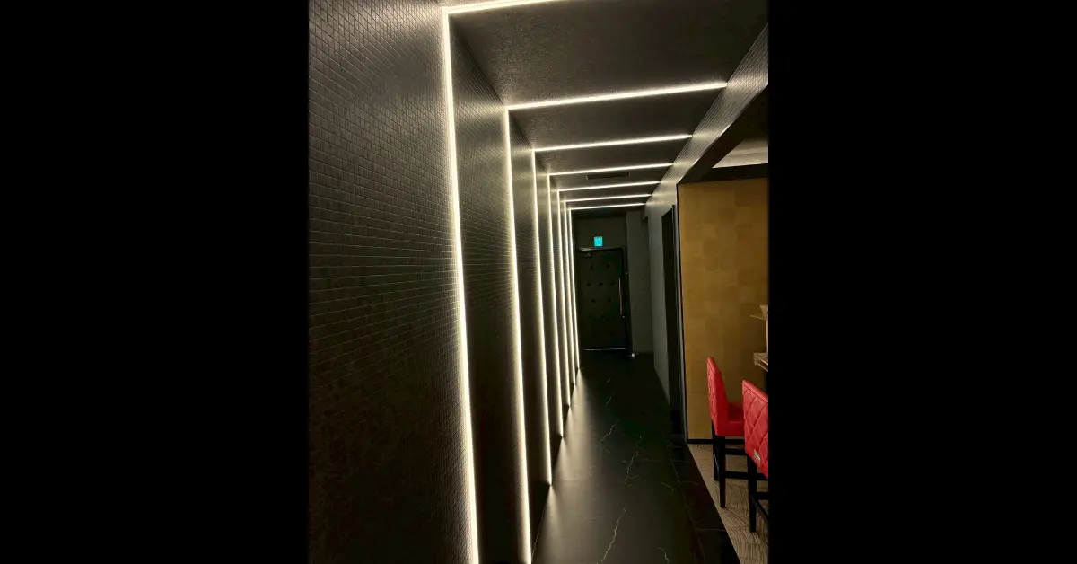 勝田台ブセナラウンジ（BUSENA LOUNGE）の通路を撮影した店内内装
