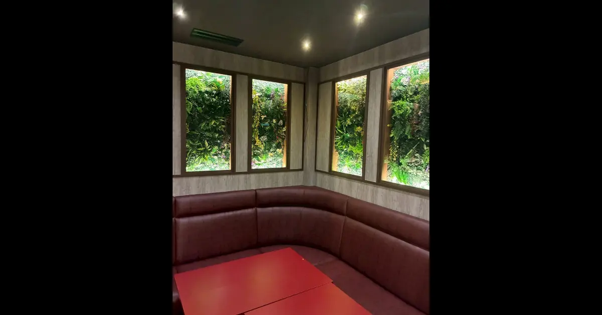 勝田台ブセナラウンジ（BUSENA LOUNGE）のメインフロアを撮影した店内内装