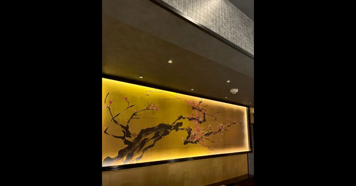 勝田台ブセナラウンジ（BUSENA LOUNGE）のメインフロアをソファ側から撮影した店内内装