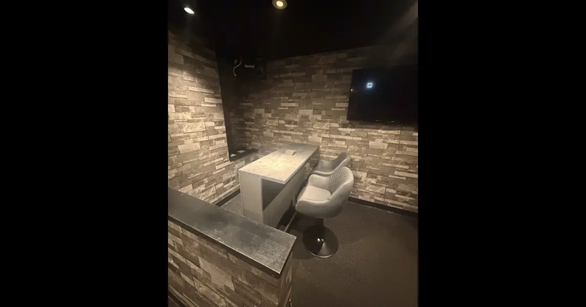 松戸スイート(Girls Bar Sweet)のメインフロアを通路側から撮影した店内内装