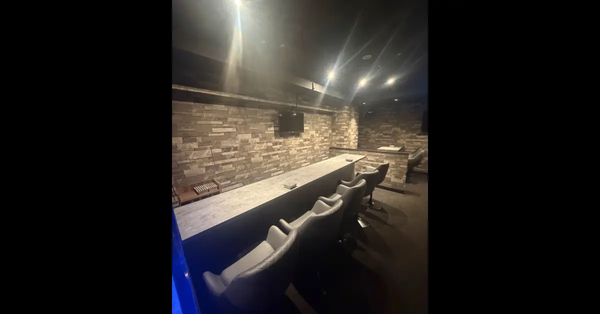 松戸スイート(Girls Bar Sweet)のメインフロアをカウンター側から撮影した店内内装
