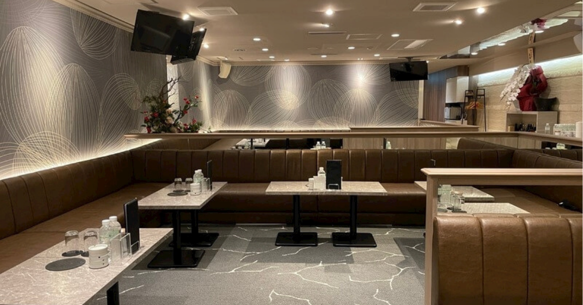 上野カポネ(club Capone)のメインフロアを通路側から撮影した店内内装