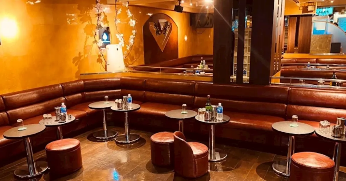 上野ディーノ(Club DINO)のメインフロアをソファ側から撮影した店内内装