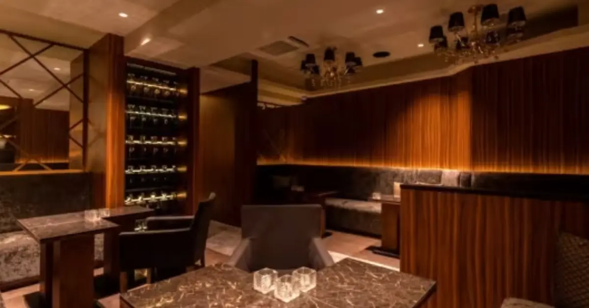 上野ラウンジクラス（Lounge CLASS）のメインフロアを通路側から撮影した店内内装