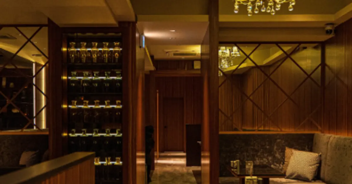 上野ラウンジクラス（Lounge CLASS）のメインフロアをテーブル側から撮影した店内内装
