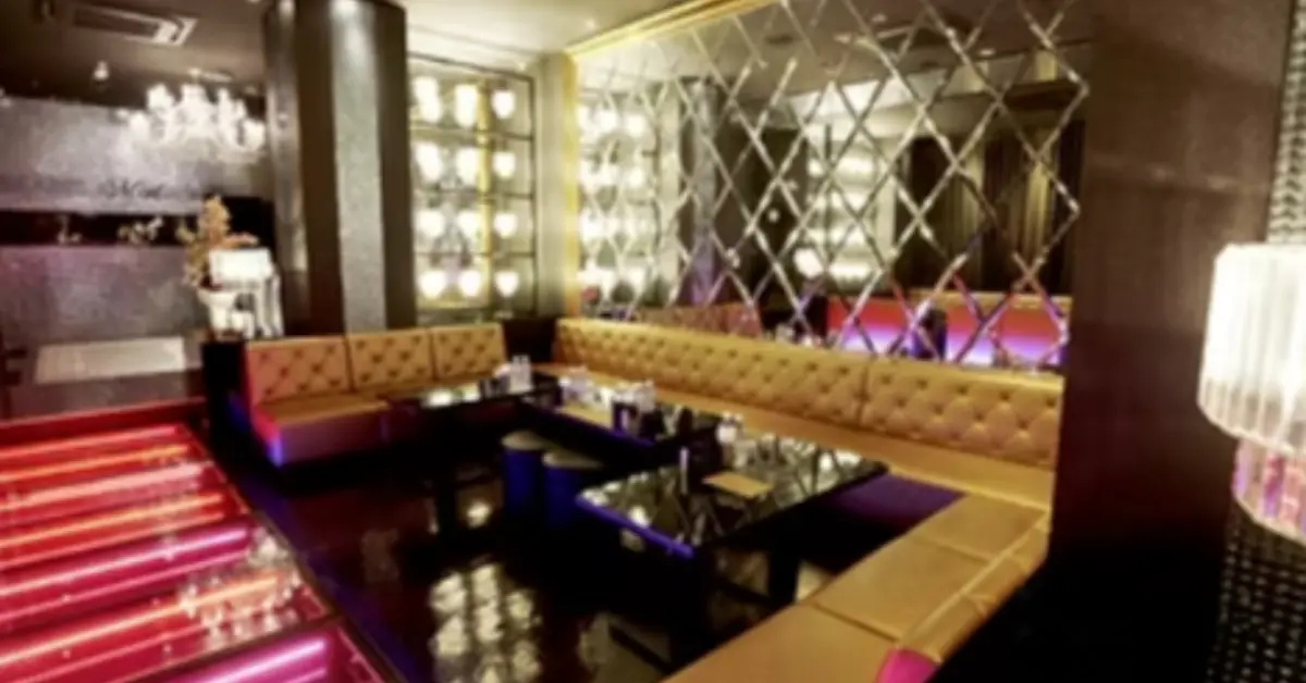 上野ミント(LUXURY CLUB MINT)のメインフロアをソファ側から 撮影した店内内装