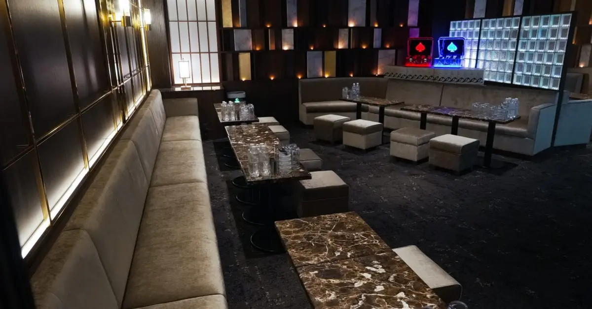 銀座 レガシー (club legacy)のメインフロアをソファ側から撮影した店内内装