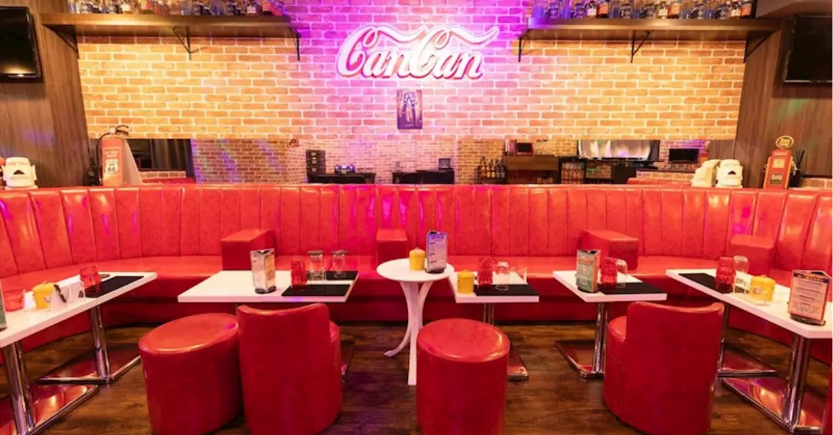上野カンカン（American Stylish Lounge CanCan）のメインフロアを撮影した店内内装