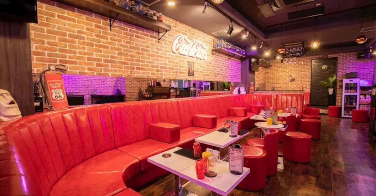 上野カンカン（American Stylish Lounge CanCan）のメインフロアをソファ側から撮影した店内内装
