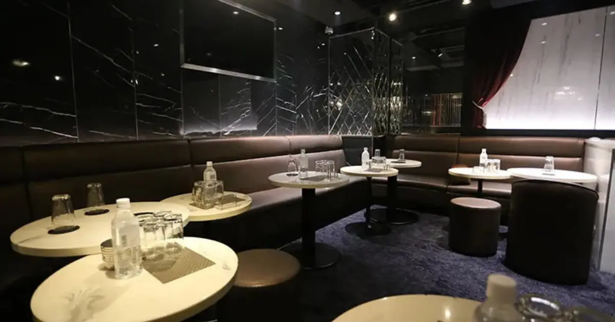 上野 バチェラー（bachlor）のメインフロアをソファ側から撮影した店内内装