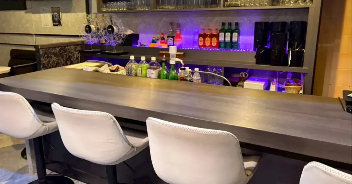 上野リビアン（Bar Lounge Libyan）のカウンターを撮影した店内内装