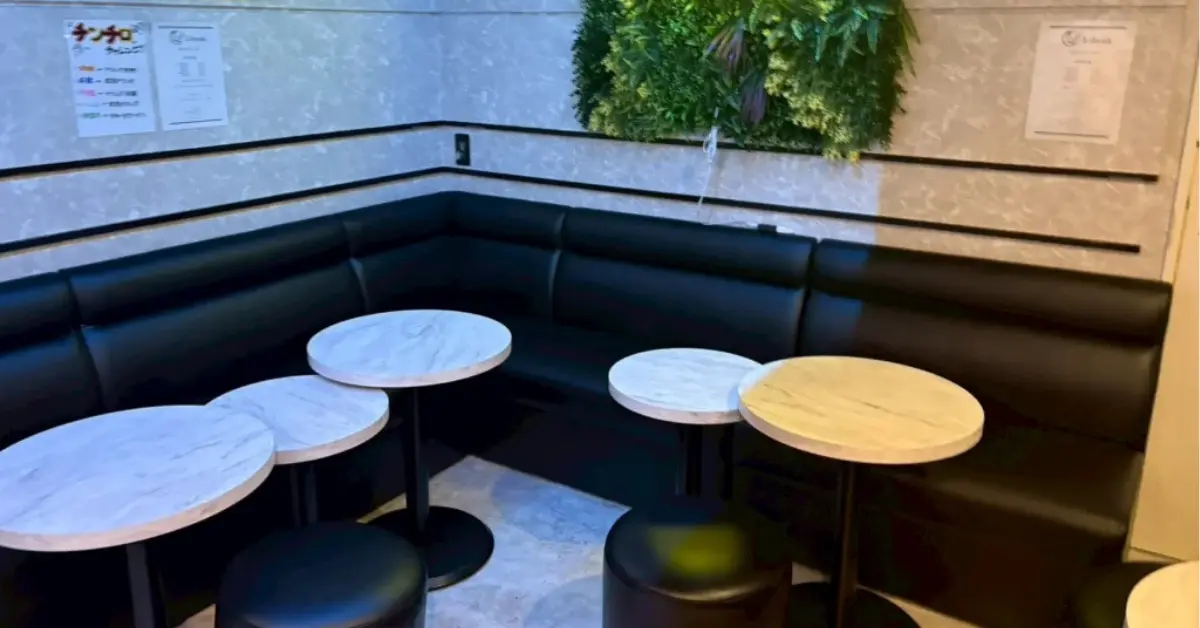 上野リビアン（Bar Lounge Libyan）のメインフロアをテーブル側から撮影した店内内装