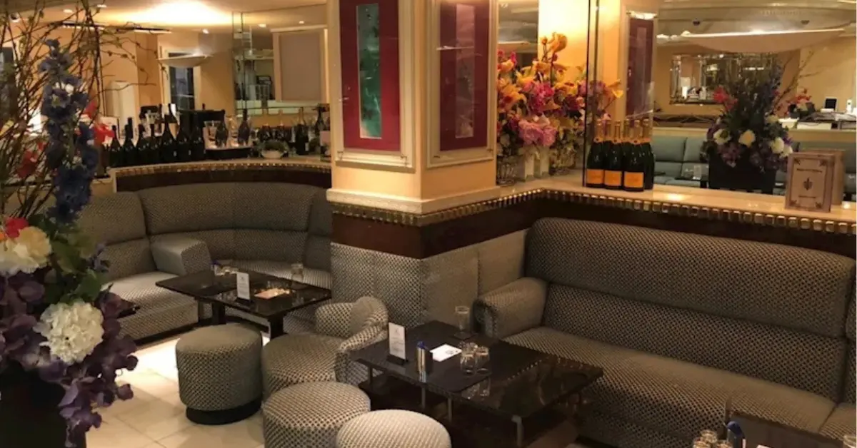 上野シュシュ(Chou Chou UENO)のメインフロアを通路側から撮影した店内内装