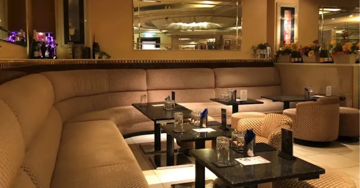 上野シュシュ(Chou Chou UENO)のメインフロアをソファ側から撮影した店内内装