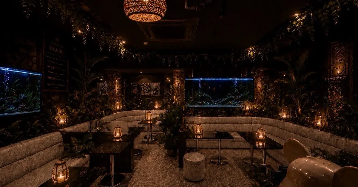 上野 ジョー(JYO Bali Lounge)のメインフロアをソファ側から撮影した店内内装
