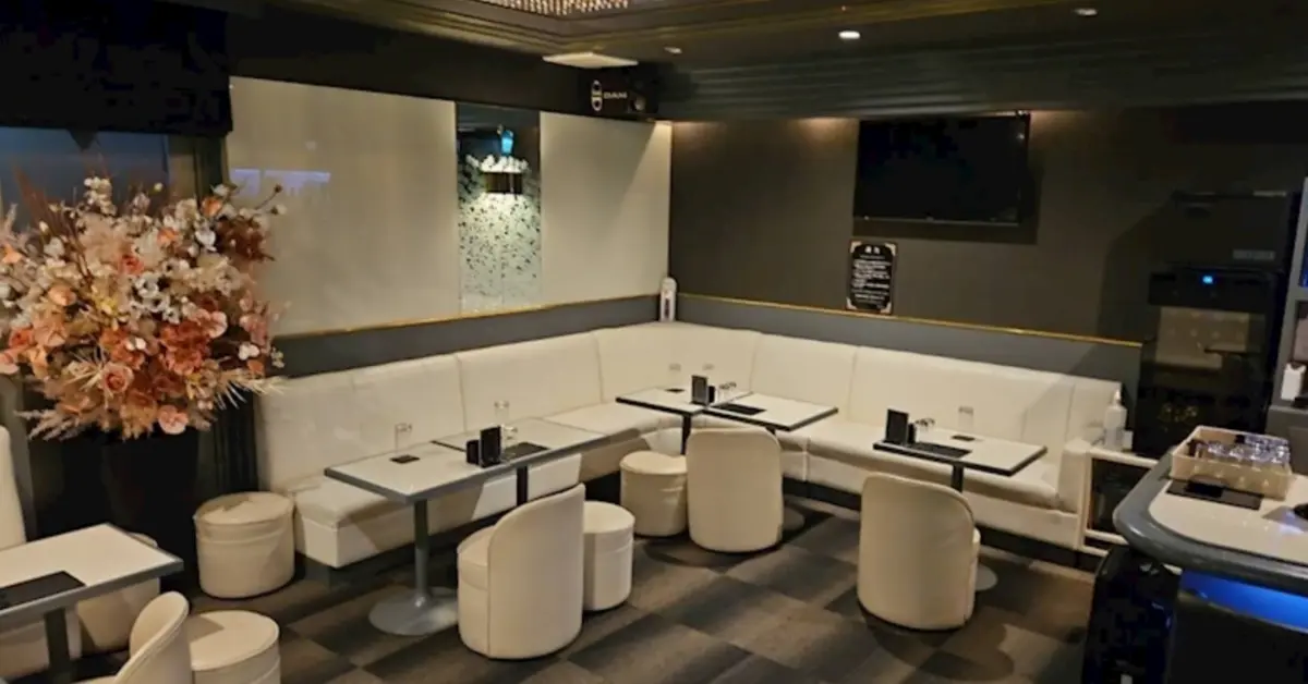 上野エムズ(Lounge Bar M's)のメインフロアを通路側から撮影した店内内装