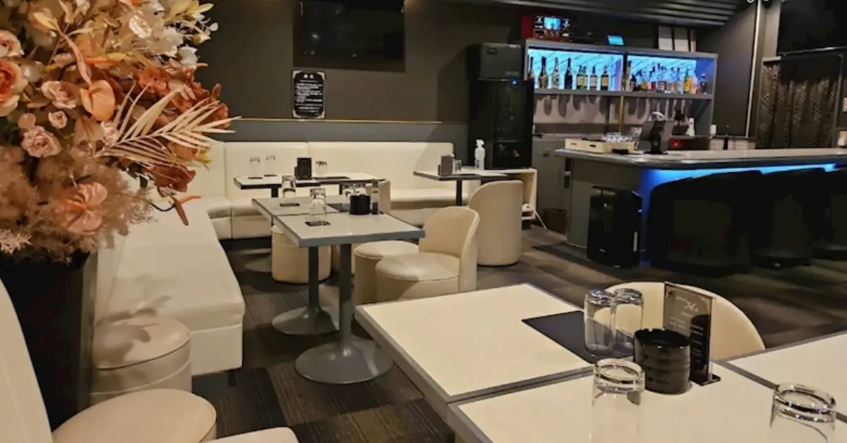 上野エムズ(Lounge Bar M's)のメインフロアを撮影した店内内装