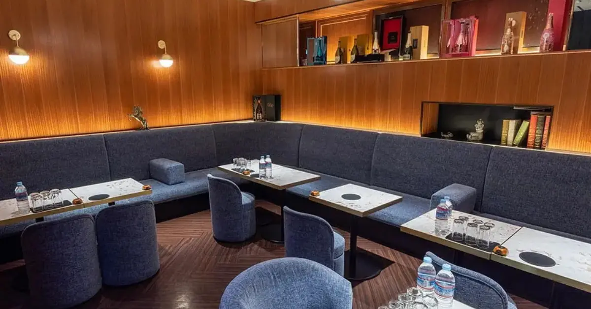 上野 クイーンズクラブ（queen's club）のメインフロアをテーブル側から撮影した店内内装
