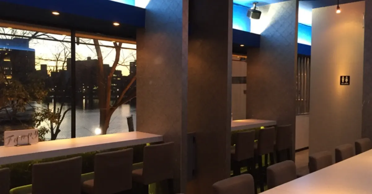 上野リゼル（Girl's Bar Rezel）のメインフロアを通路側から撮影した店内内装