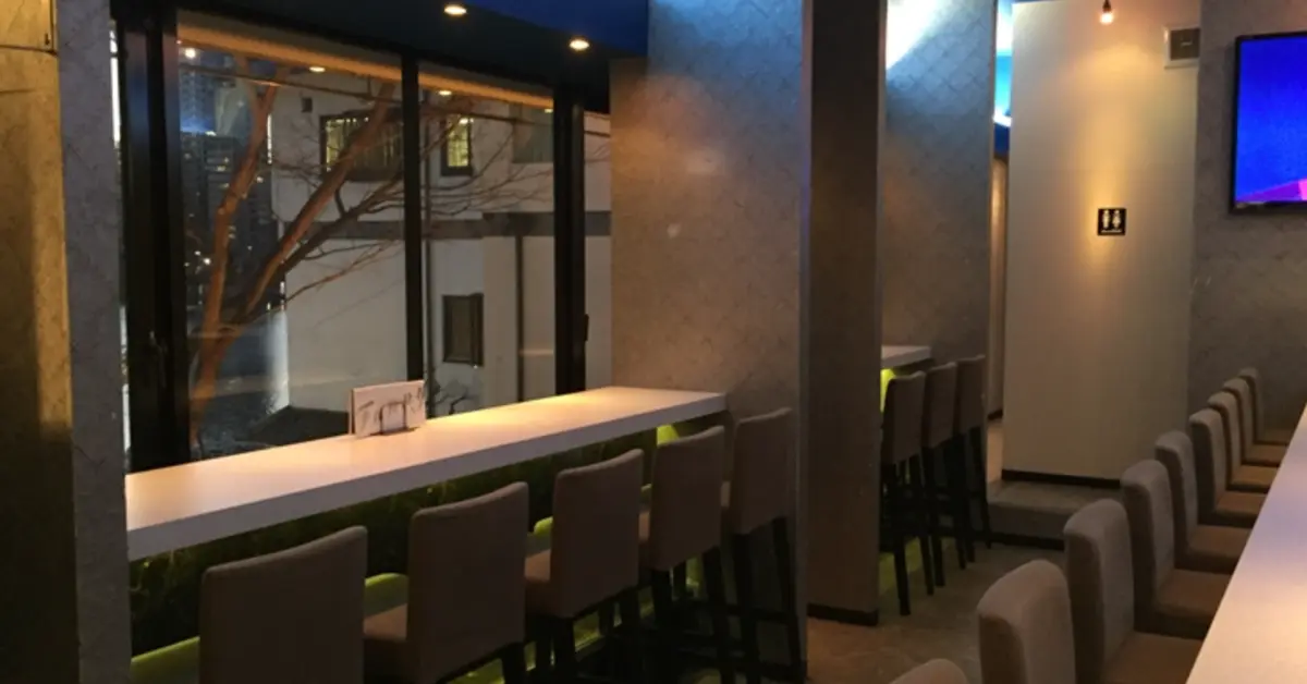 上野リゼル（Girl's Bar Rezel）のメインフロアをテーブル側から撮影した店内内装