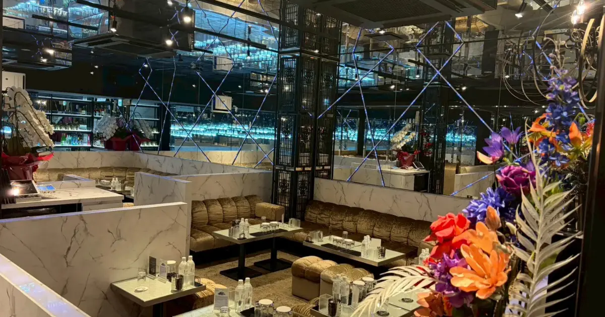 新宿歌舞伎町 リアリス (LEALYS)のメインフロアをソファ側から撮影した店内内装