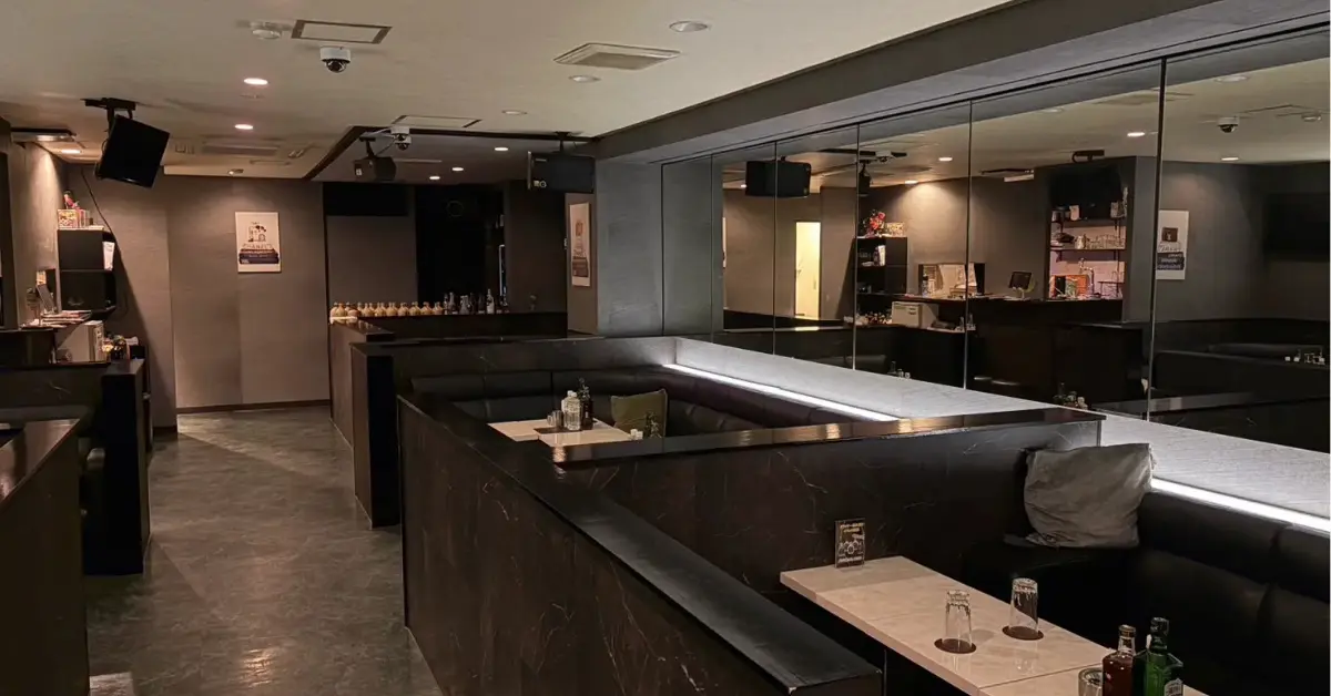 葛西オービット（CLUB ORBIT）のメインフロアを通路側から撮影した店内内装