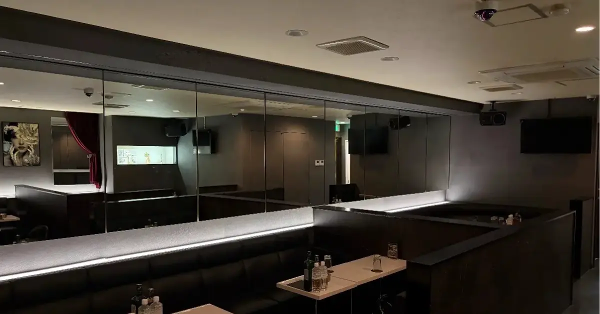 葛西オービット（CLUB ORBIT）のメインフロアをソファ側から撮影した店内内装