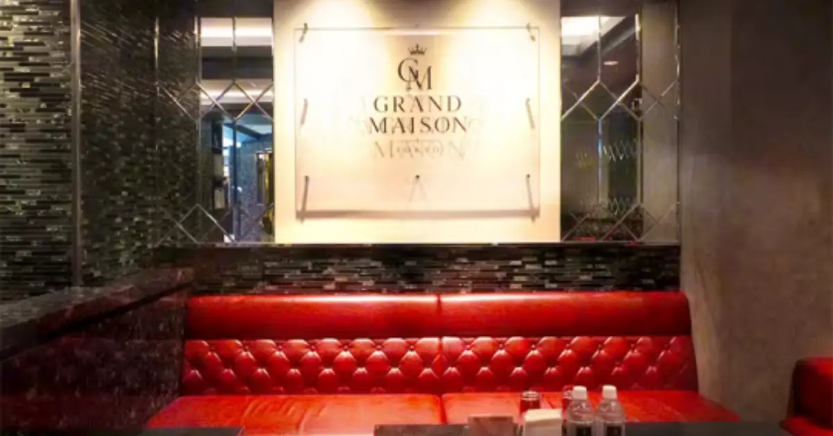 錦糸町 グランメゾントウキョウ（Grand Maison Tokyo）のメインフロアをソファ側から撮影した店内内装
