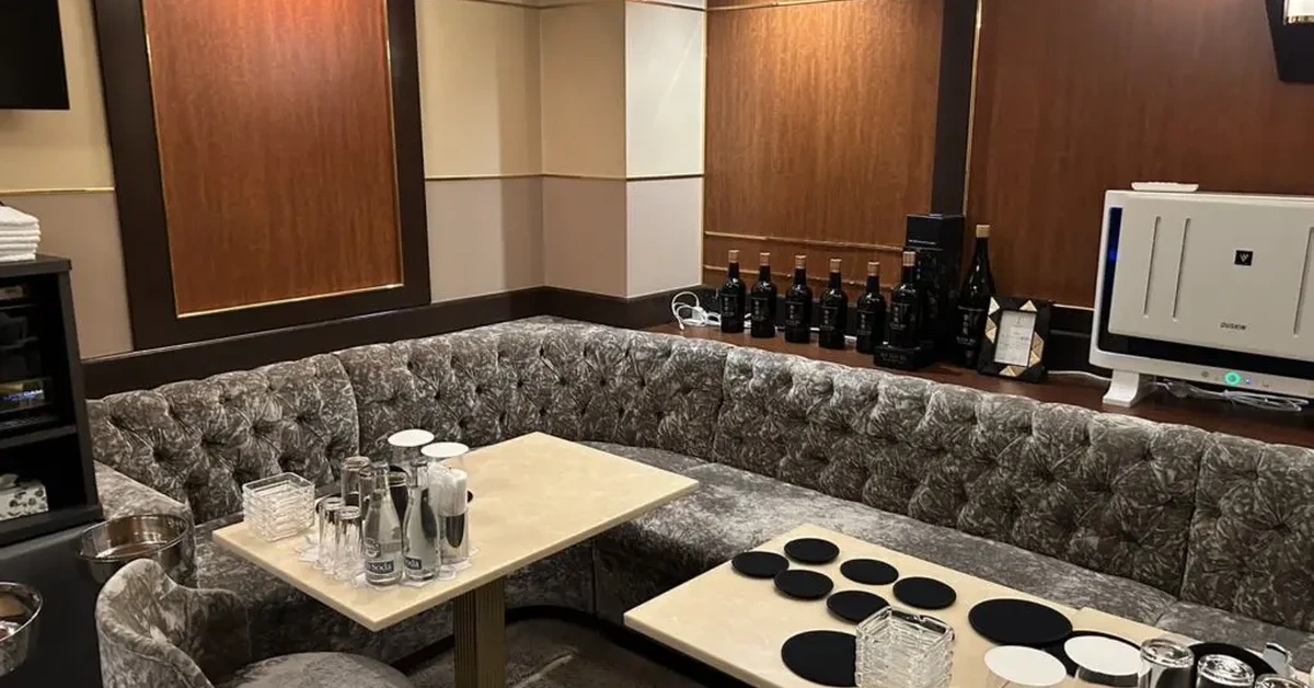 新宿歌舞伎町アジュールのメインフロアを撮影した店内内装