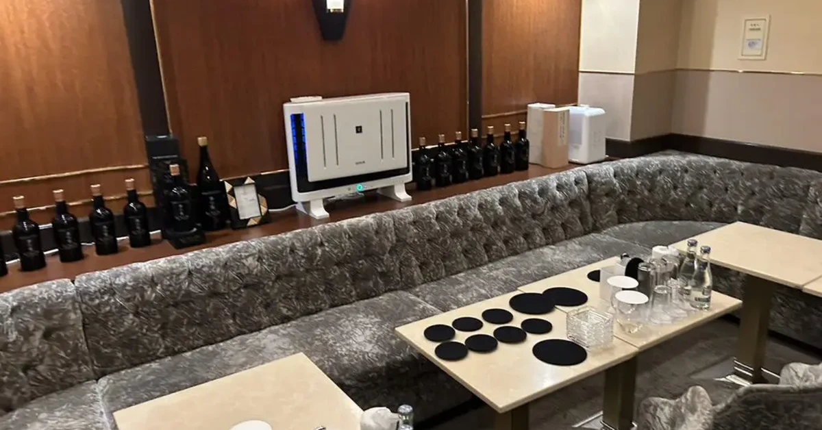 新宿歌舞伎町アジュールのメインフロアをテーブル側から撮影した店内内装